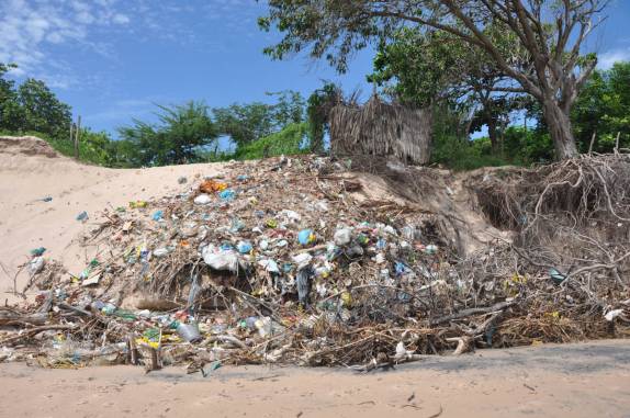 Lixo na praia da Ilha Canárias, no Delta do Parnaíba, na fronteira dos estados do Piauí e Maranhão